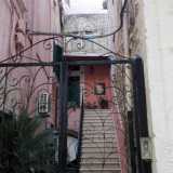 Proseguiamo lungo via Carmine e poco prima di incrociare via Corsica ci imbattiamo nel palazzo tradizionalmente attribuito alla Regina Bona, di cui rimangono una bifora e due stemmi gentilizi poco leggibili. La casa in realt� sarebbe stata di propriet� di religiosi che avrebbero solo ospitato Bona negli ultimi anni della sua vita